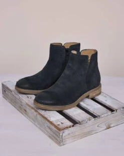 Notched Flat Ankle Boots